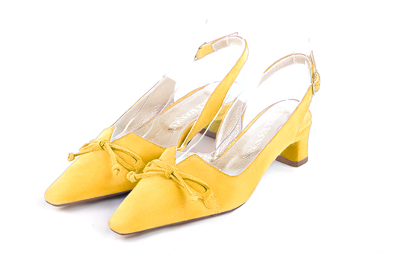 Yellow women's open back shoes, with a knot. Tapered toe. Low kitten heels. Front view - Florence KOOIJMAN